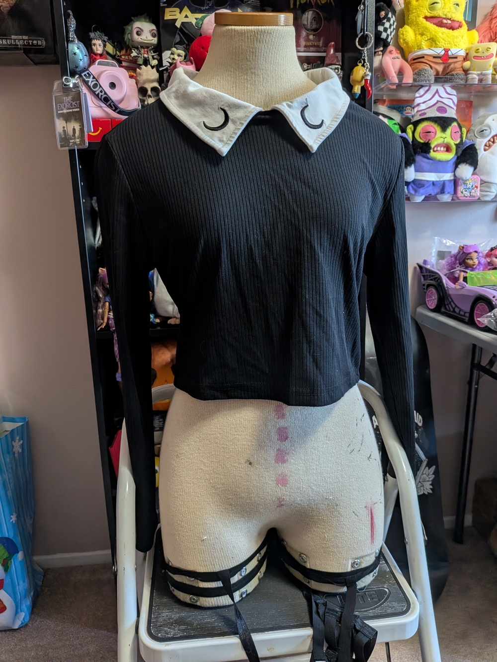 Black Ribbed Long-Sleeve Crop Top with White Moon Collar